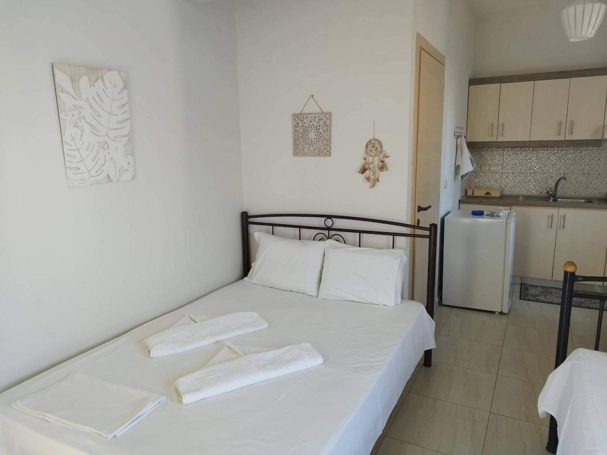 Christa'S Studio Apartment Nikiti  Exterior photo